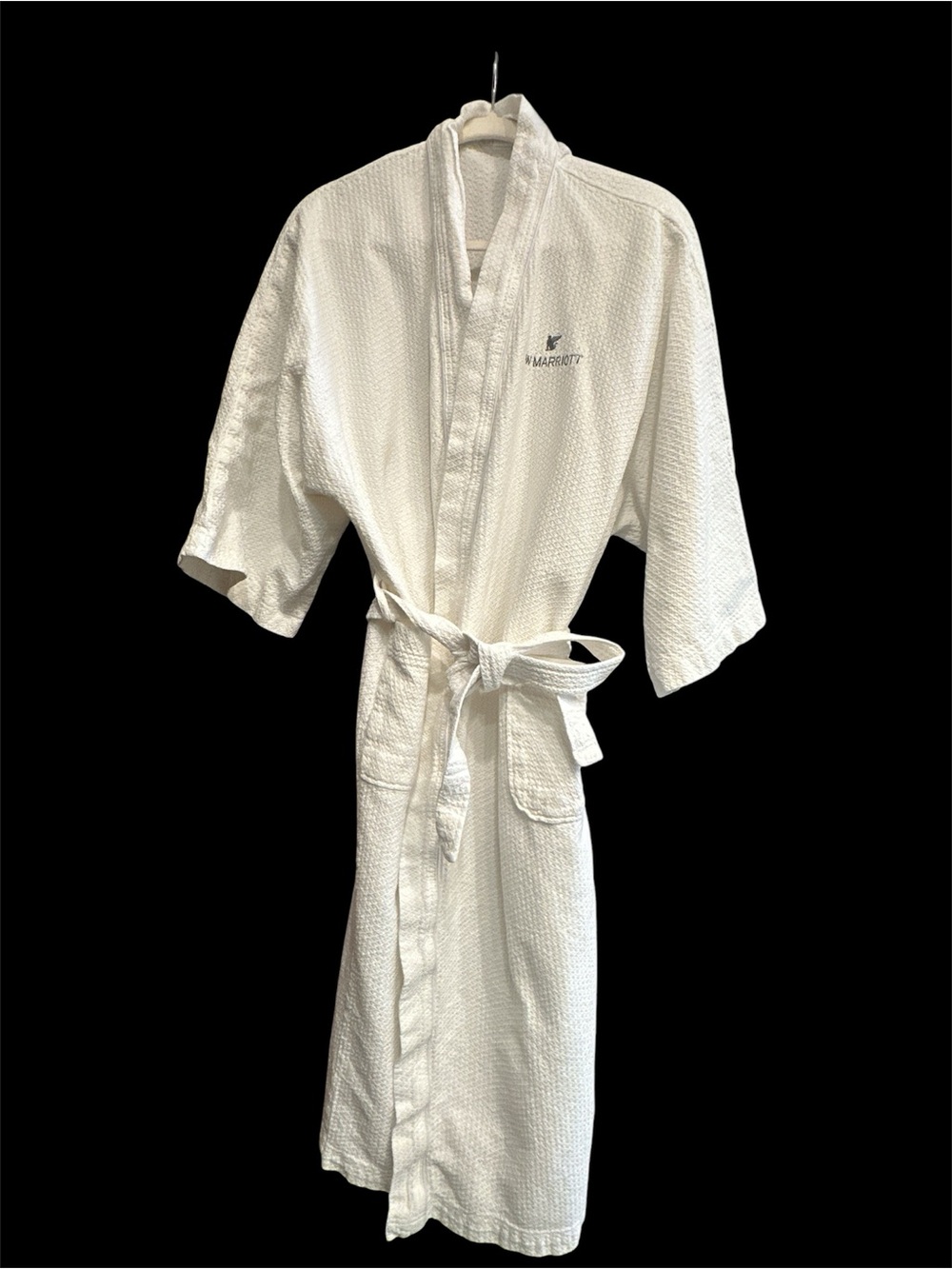Luxury JW Marriott White Waffle Robe with Pockets and Waist Tie 100% cotton